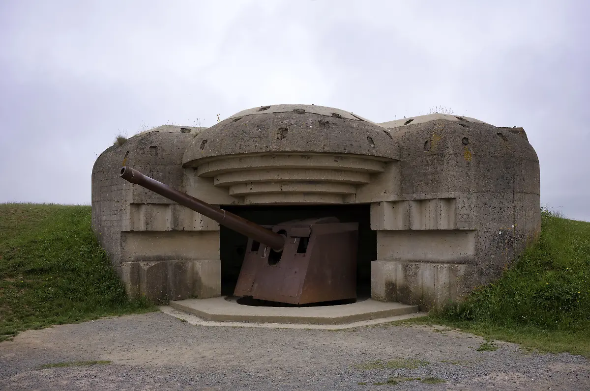 Deutsche-Krupp-15-cm-Kanone-Geschuetz-im-Bunker-der-Batterie-Le-Chaos-Geschuetzbatterie-Atlantikwall-zweiter-Weltkrieg-D-Day-Operation-Overlord-Longues-sur-Mer-Normandie-Calvados-Frankreich