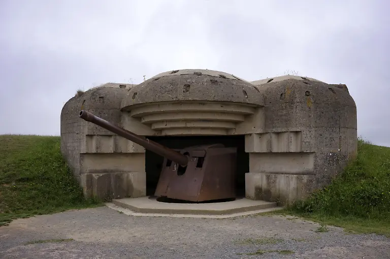 Deutsche-Krupp-15-cm-Kanone-Geschuetz-im-Bunker-der-Batterie-Le-Chaos-Geschuetzbatterie-Atlantikwall-zweiter-Weltkrieg-D-Day-Operation-Overlord-Longues-sur-Mer-Normandie-Calvados-Frankreich