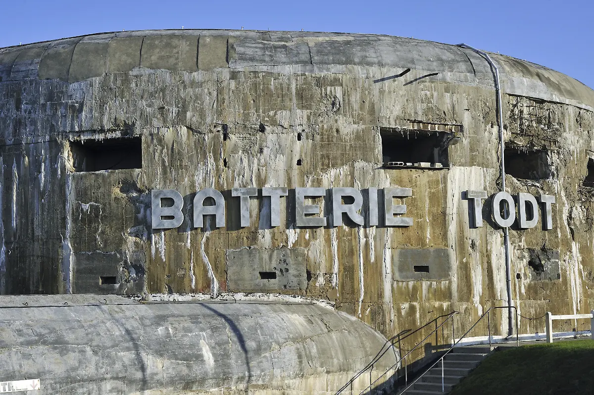 Museum-Atlantikwall-mit-Bunker-Batterie-Todt-aus-dem-Zweiten-Weltkrieg-Audinghen-Cote-d-Opale-Frankreich-Europa