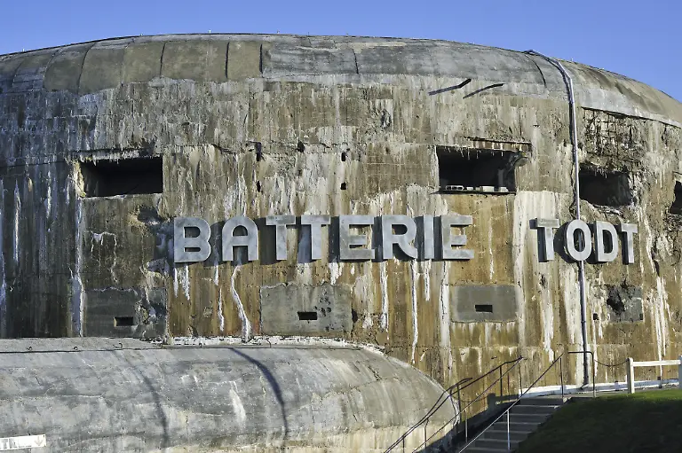 Museum-Atlantikwall-mit-Bunker-Batterie-Todt-aus-dem-Zweiten-Weltkrieg-Audinghen-Cote-d-Opale-Frankreich-Europa