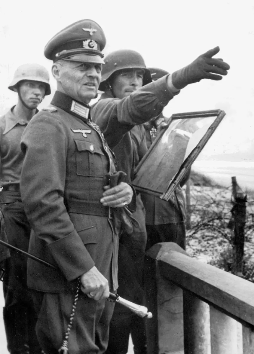 Generalfeldmarschall-von-Rundstedt-inspiziert-Einheiten-der-Waffen-SS-am-sogenannten-Atlantikwall-Aufnahmedatum-01-08-1943-31-08