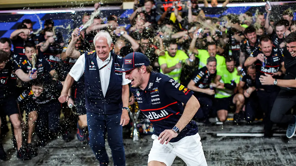 VERSTAPPEN-Max-ned-Red-Bull-Racing-RB21-portrait-MARKO-Helmut-aut-Drivers-Manager-of-Red-Bull-Racing-portrait-celebration-mechanic-mecanicien-mechanics-victory-during-the-2025-Formula-1-Abu-Dhabi-Grand-Prix-24th-round-of-the-2025-FIA-Formula-One-World-Championship-from-December-05-to-07-2025-on-the-Yas-Marina-Circuit-in-Abu-Dhabi-United-Arab-Emirates-Photo-Xavier-Bonilla-DPPI