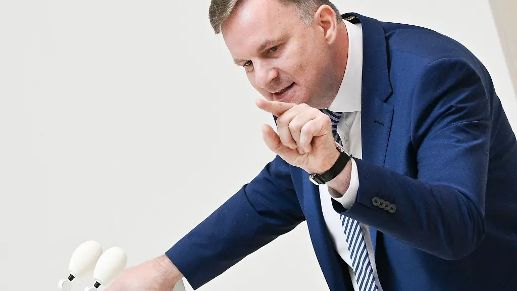 Der-CDU-Finanzpolitiker-Steeven-Bretz-fordert-von-der-Landesregierung-mehr-Details-ueber-die-geplanten-Projekte-im-Milliardenpaket-des-Bundes-fuer-Infrastruktur-Archivbild