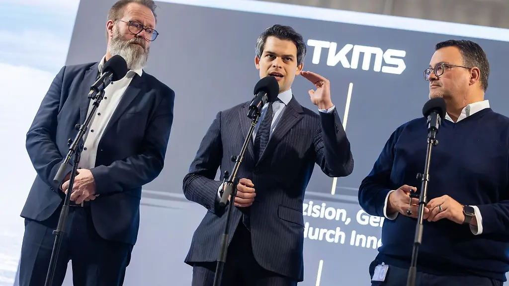 Der-maritime-Beauftragte-der-Bundesregierung-Christoph-Ploss-Mitte-spricht-in-Kiel-mit-Wirtschaftsminister-Claus-Ruhe-Madsen-links-CDU-und-TKMS-Chef-Oliver-Burkhard