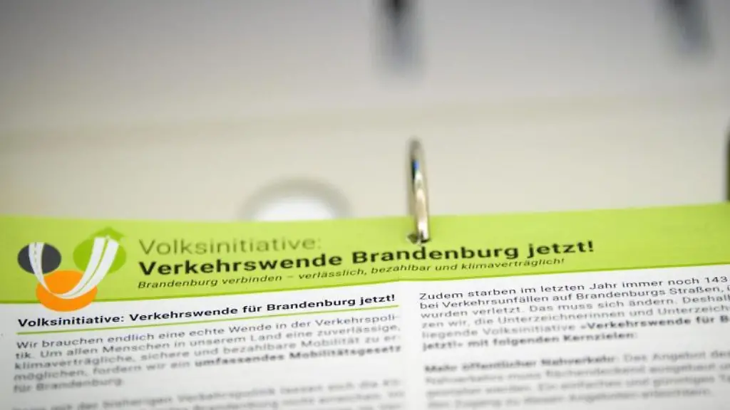 Ein-Aktenordnern-mit-gesammelten-Unterschriftenlisten-der-Volksinitiative-Verkehrswende-Jetzt-liegt-im-Landtag-auf-einem-Tisch