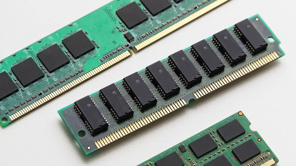 Speichermodule-eines-Computers-RAM-Arbeitsspeicher-Hardware-Arbeitsspeicher-unterschiedliche-Speichermodule-eines-Computers-IT-Computerhardware-LicenseRF-Copyright-xZoonar