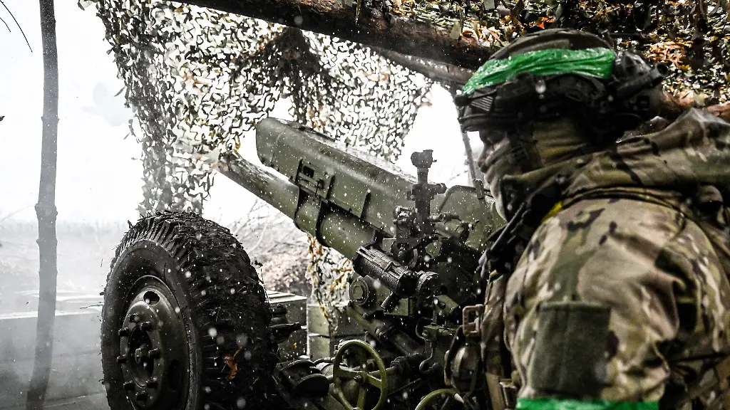 A-soldier-from-an-artillery-crew-of-the-Striletskyi-special-forces-police-battalion-of-the-Main-Department-of-the-National-Police-in-Zaporizhzhia-region-stands-by-a-122-mm-howitzer-D-30-to-be-fired-at-the-positions-of-Russian-troops-in-the-Pokrovsk-direction-in-Donetsk-region-Ukraine-November-20-2025-Photo-by-Dmytro-Smolienko-Ukrinform-ABACAPRESS