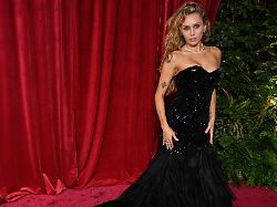 "Ich brauche Hilfe": Miley Cyrus ekelt sich vor Papier