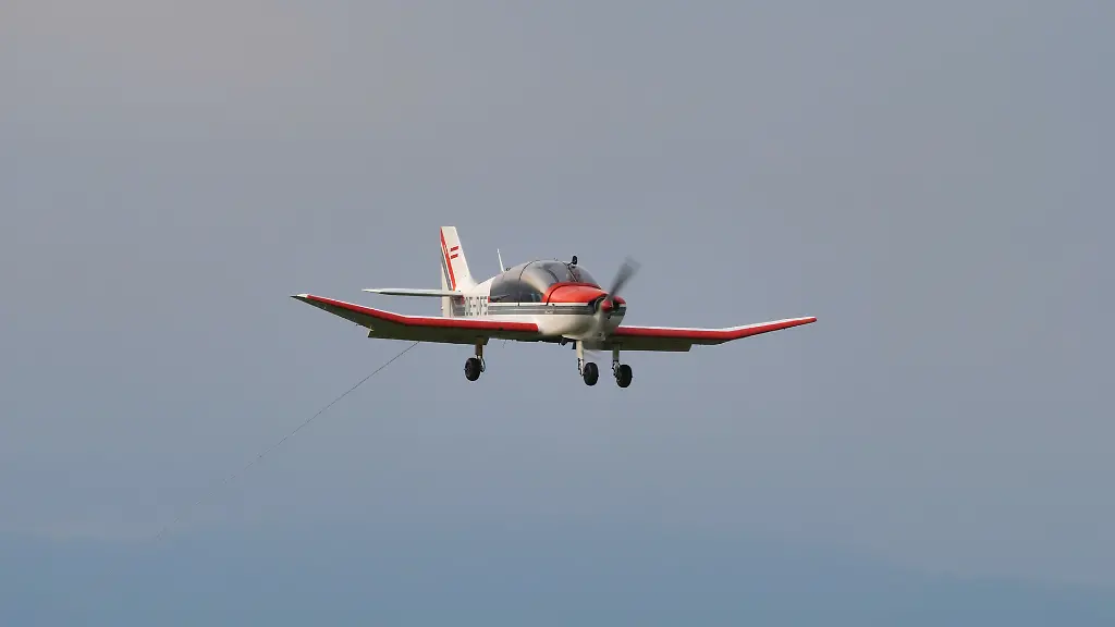 Thiene-Italy-Propeller-plane-used-for-towing-gliders-lands