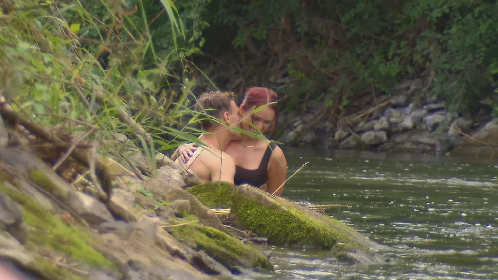 Nach-der-Kanutour-kommen-sich-Friedrich-und-Laura-beim-einem-Bad-im-Fluss-naeher-Die-Verwendung-des-sendungsbezogenen-Materials-ist-nur-mit-dem-Hinweis-und-Verlinkung-auf-RTL-gestattet