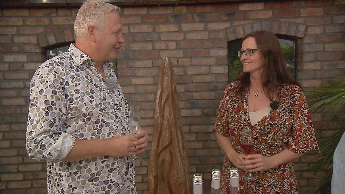 -Bauer-sucht-Frau-Hei-e-K-sse-im-eiskalten-Wasser