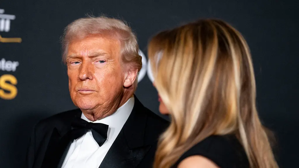 President-Donald-Trump-and-First-Lady-Melania-Trump-arrive-on-the-red-carpet-for-the-48th-annual-Kennedy-Center-Honors-at-the-Kennedy-Center-in-Washington-DC-on-Sunday-December-7-2025-President-Donald-Trump-will-host-this-year-s-event-which-honors-songwriter-George-Strait-actors-Michael-Crawford-and-Sylvester-Stallone-singer-Gloria-Gaynor-and-the-rock-band-Kiss