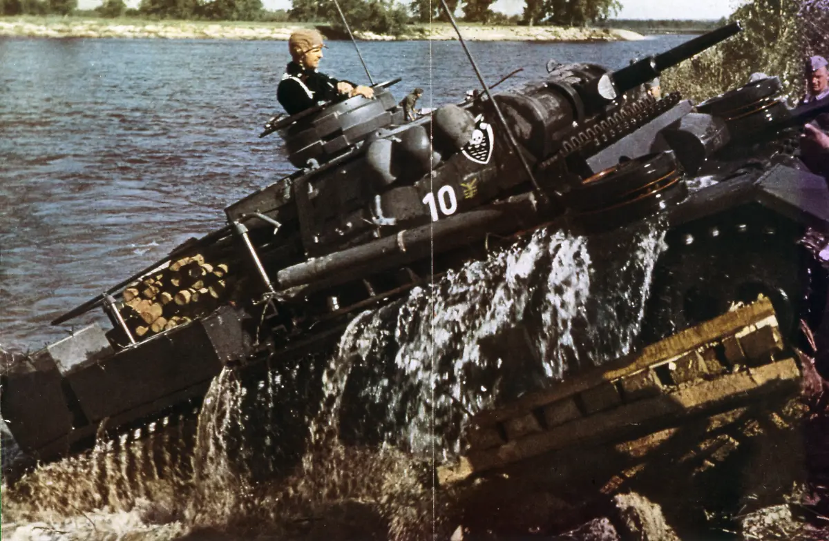 German-tank-in-Operation-Barbarossa-Eastern-Front-1941-Photo-in-the-French-version-of-the-nazi-weekly-Signal-1941