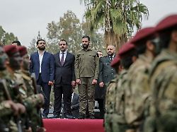 Hunderttausende feiern in Syrien: Al-Scharaa fordert Wiederaufbau und verspricht "friedliche Koexistenz"