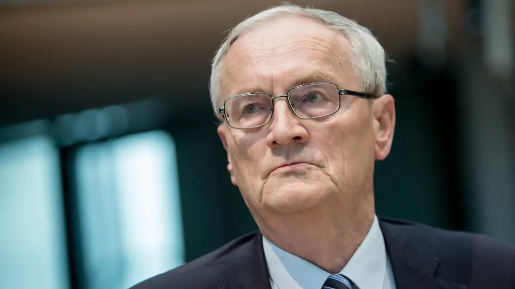 August-Hanning-der-ehemalige-Praesident-des-Bundesnachrichtendienstes-BND-kommt-am-02-10-2015-im-Bundestag-in-Berlin-als-Zeuge-zum-NSA-Untersuchungsausschuss-Der-Untersuchungsausschuss-soll-Ausmass-und-Hintergruende-der-Ausspaehung-durch-auslaendische-Geheimdienste-in-Deutschland-aufklaeren