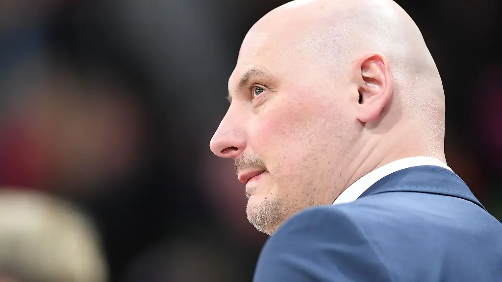 Rostocks-Trainer-Przemyslaw-Frasunkiewicz-freut-sich-ueber-den-Sieg-gegen-Bamberg