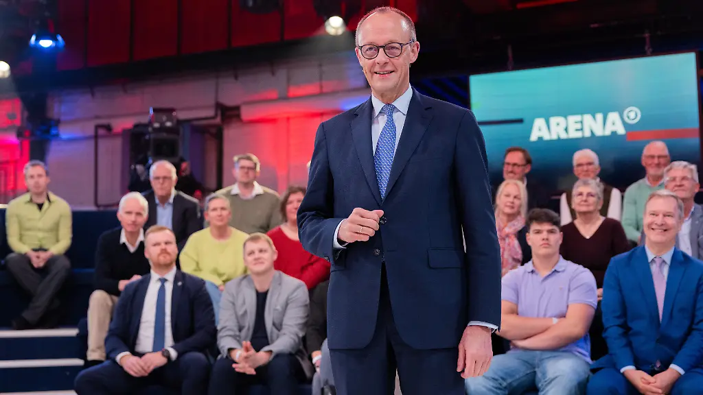 Bundeskanzler-Friedrich-Merz-CDU-steht-vor-der-Live-Sendung-der-ARD-Arena-in-der-Lemo-Kulturhalle-Zum-Ende-seines-ersten-Jahres-im-Amt-stellt-sich-der-Bundeskanzler-in-der-Sendung-live-den-Fragen-von-Buergerinnen-und-Buergern