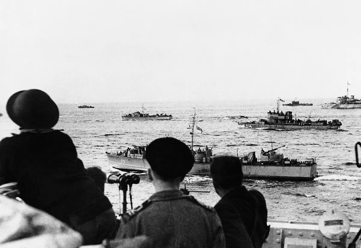 Light-naval-craft-of-the-Royal-Navy-covers-the-landing-of-the-Allied-Commandos-on-the-shores-of-occupied-France-at-Dieppe-on-August-19-1942-The-British-Navy-played-an-important-part-in-the-successful-daylight-raid-transporting-men-and-tanks-bombarding-shore-batteries-of-the-enemy-and-shooting-down-enemy-aircraft
