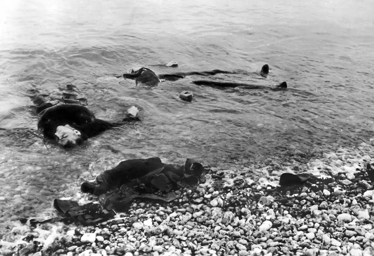 Westalliierte-Truppen-landen-bei-der-Operation-Jubilee-am-Strand-von-Dieppe-an-Gefallene-Soldaten