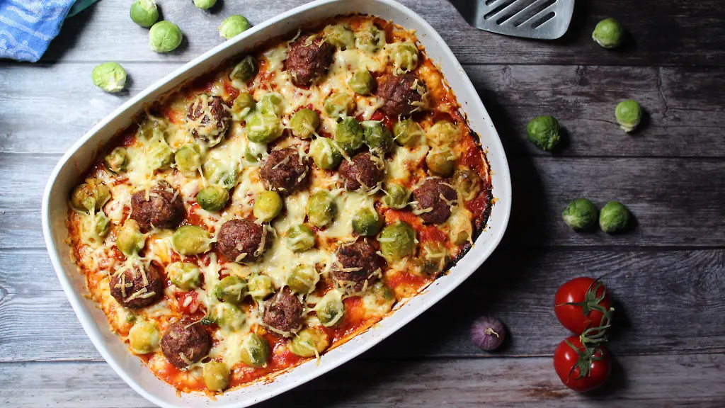 Rosenkohlauflauf-mit-Hackbaellchen