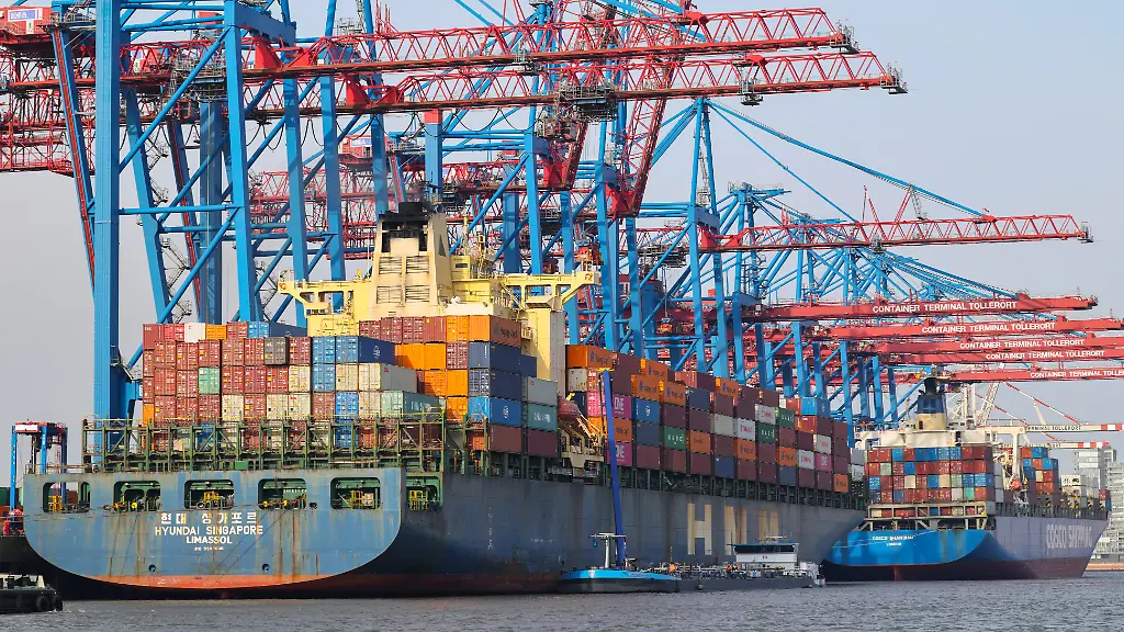 Containerschiffe-werden-am-Containerterminal-Tollerort-der-Hamburger-Hafen-und-Logistik-AG-HHLA-be-und-entladen