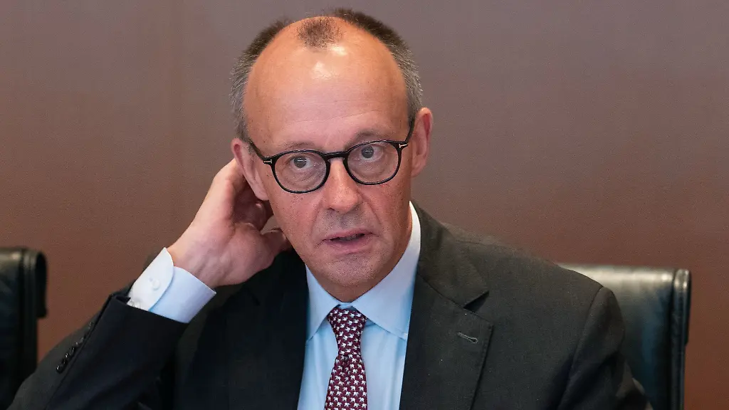 Bundeskanzler-Friedrich-Merz-wird-am-Dienstag-am-rheinland-pfaelzischen-Kabinettstisch-Platz-nehmen
