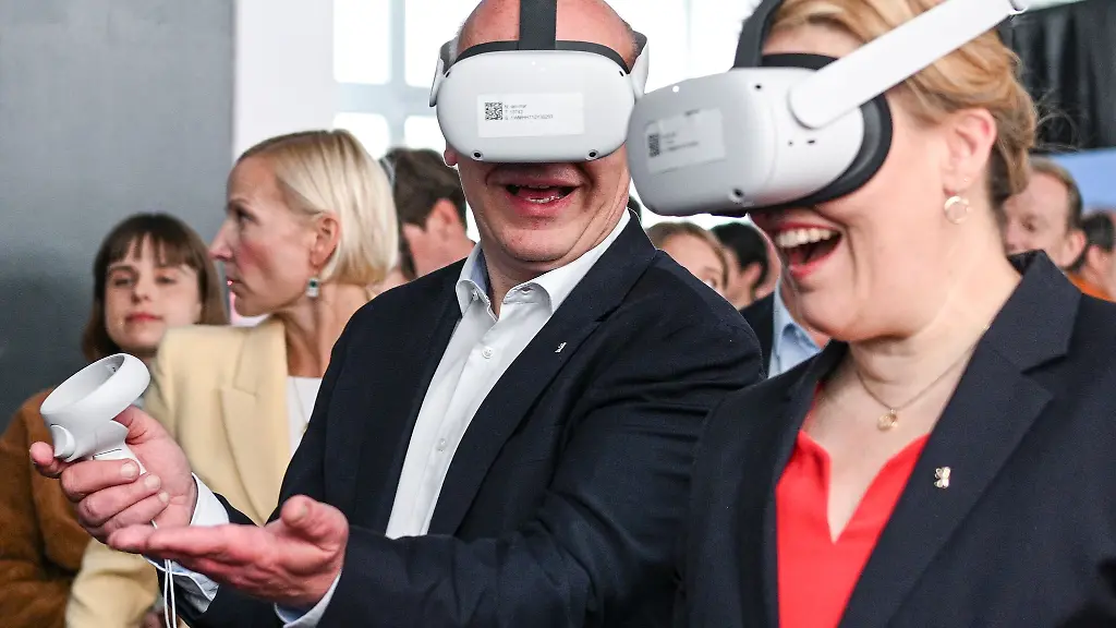 Der-Regierende-Buergermeister-Kai-Wegner-CDU-und-Wirtschaftssenatorin-Franziska-Giffey-SPD-verspruehten-bei-der-Standortbekanntgabe-fuer-das-House-of-Games-im-Sommer-Optimismus-Mit-dem-Start-des-Hauses-dauert-es-aber-noch-einige-Monate