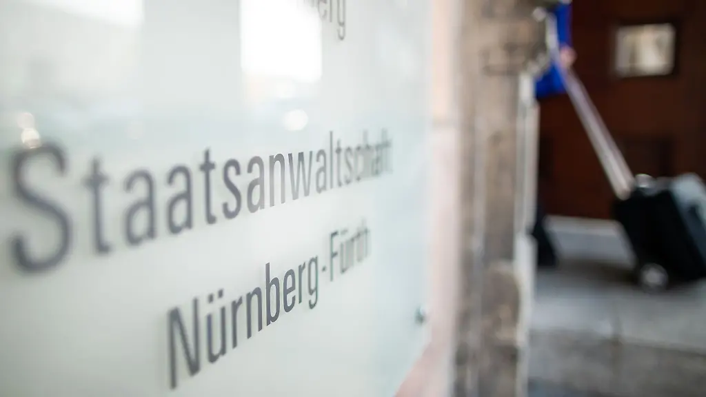 Die-Staatsanwaltschaft-wirft-fuenf-Beschuldigten-Volksverhetzung-und-einem-das-Zeigen-eines-Hitlergrusses-vor