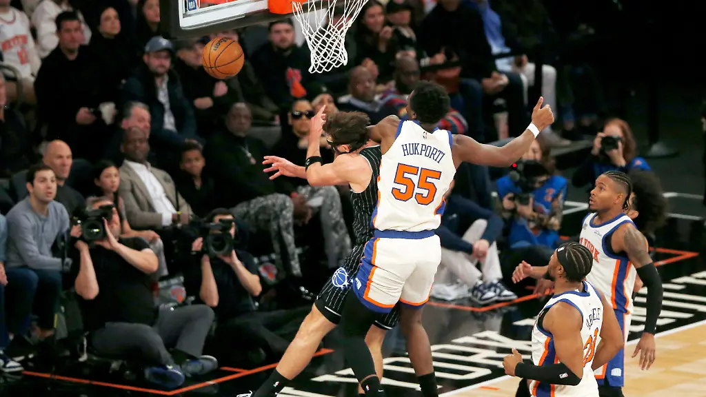 New-York-Knicks-center-Ariel-Hukporti-55-fouls-Orlando-Magic-forward-Franz-Wagner-left-during-the-first-half-of-an-NBA-basketball-game-Sunday-Dec-7-2025-in-New-York-Wagner-did-not-return-to-action-after-the-play