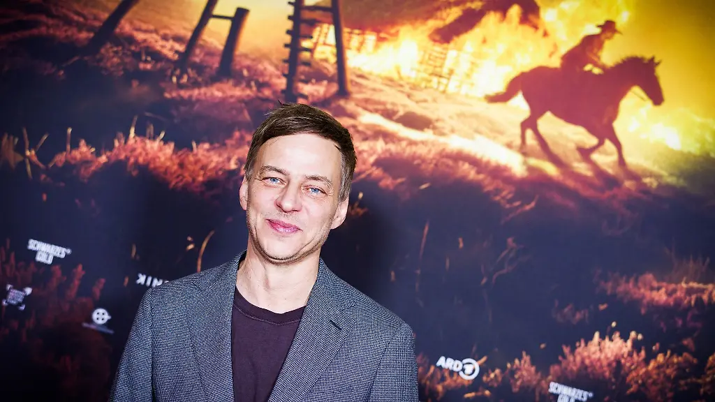 Tom-Wlaschiha-spielt-in-der-ARD-Serie-Schwarzes-Gold-den-gierigen-Grossbauern-Wilhelm-Pape-Er-selbst-sei-privat-aber-nett-und-harmlos-versicherte-der-Serienstar-im-Interview-der-Deutschen-Presse-Agentur