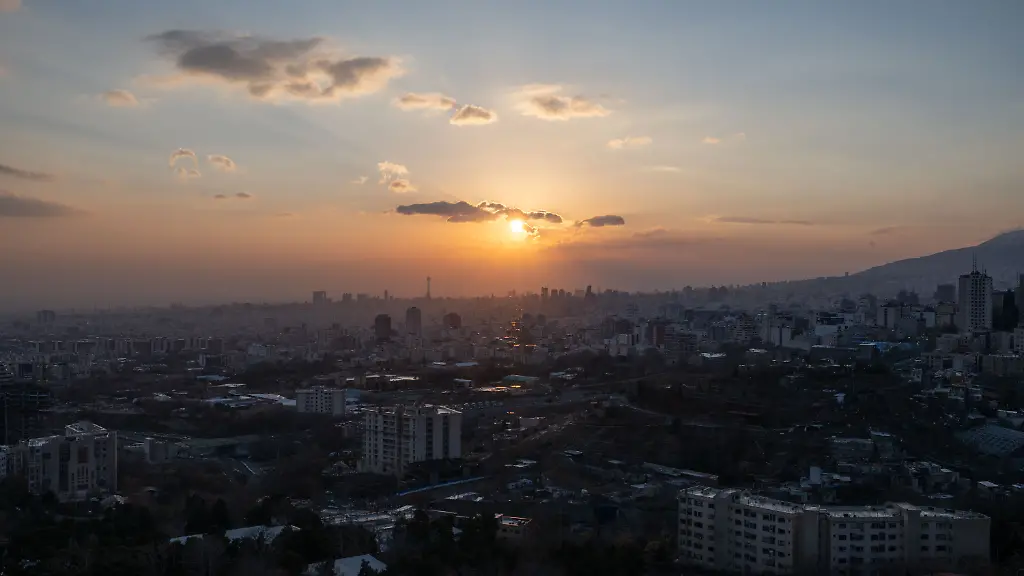 In-der-Millionenmetropole-Teheran-brechen-Sonnenstrahlen-gegen-Abend-durch-ein-paar-Wolken
