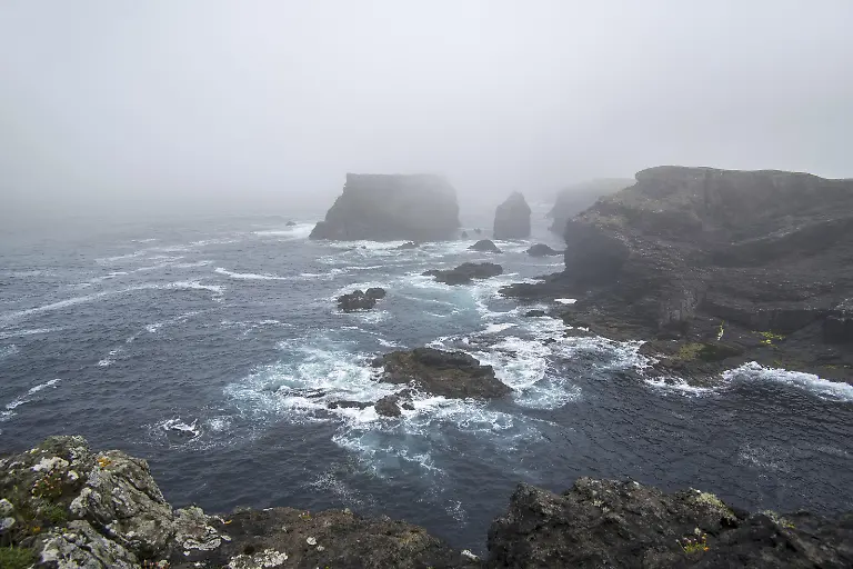 Steilkuesten-und-Klippen-im-Nebel-bei-stuermischem-Wetter-in-Eshaness-Esha-Ness-Halbinsel-in-Northmavine-Mainland-Shetlandinseln-Schottland-UK