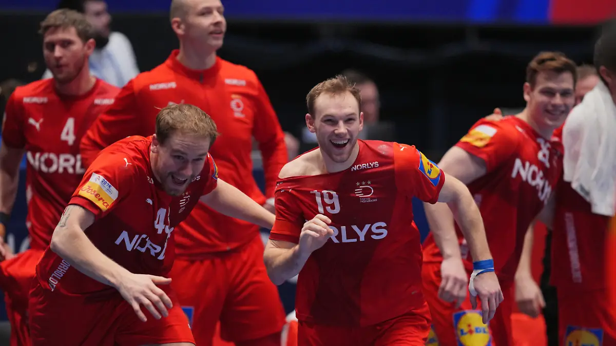 Handball-WM-Daenemark-Portugal-Finalrunde-Halbfinale-Unity-Arena-Daenemarks-Simon-Pytlick-l-und-Mathias-Gidsel-r-rennen-zum-Schlusspfiff-jubelnd-aufs-Spielfeld