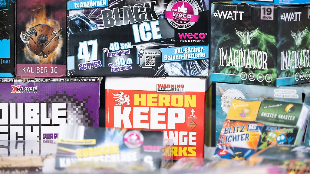 Dresdner-Zollbeamte-haben-an-der-Autobahn-17-einen-Wagen-mit-340-Kilogramm-Pyrotechnik-aus-dem-Verkehr-gezogen