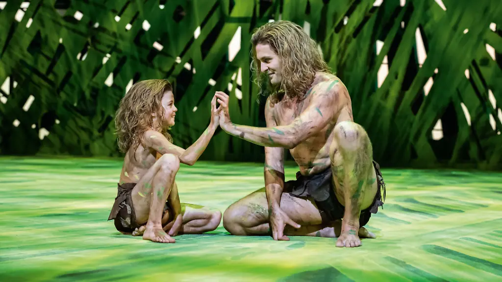 Dieses-von-Stage-Entertainment-zur-Verfuegung-gestellte-Foto-zeigt-Alexander-Klaws-r-gemeinsam-mit-seinem-Sohn-Lenny-bei-Disneys-Musical-Tarzan-auf-der-Buehne