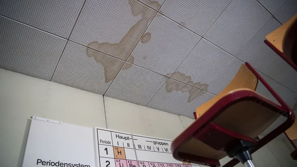 Schulleiterinnen-und-Schulleiter-in-Baden-Wuerttemberg-sehen-einer-Umfrage-zufolge-mehrheitlich-Sanierungsbedarf-an-ihren-Schulen