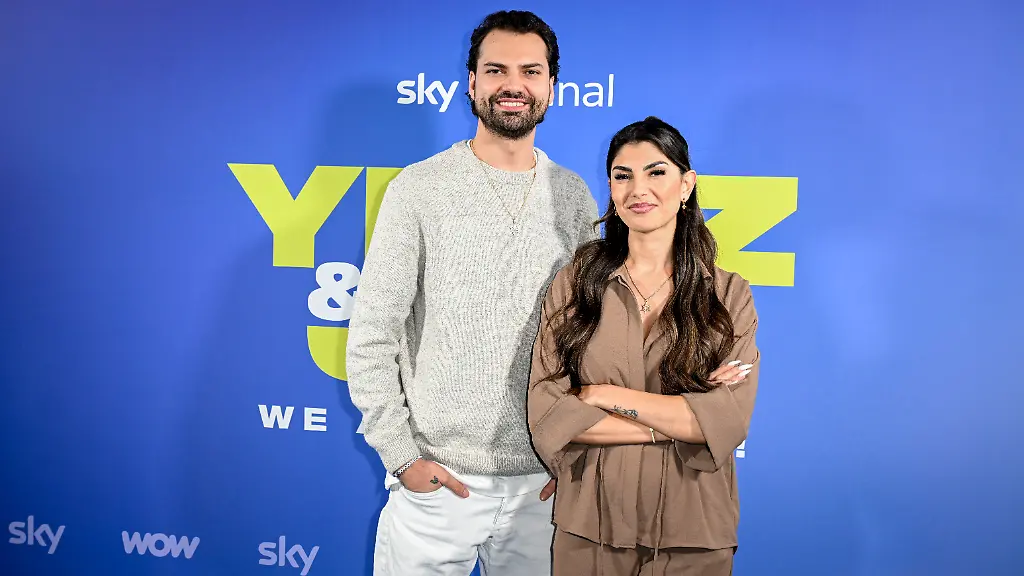 UNTERFOHRING-GERMANY-NOVEMBER-18-Yeliz-Koc-and-Jimi-Blue-Ochsenknecht-during-the-Yeliz-Jimi-We-Are-Family-photocall-at-Sky-Sports-Deutschland-HQ-on-November-18-2025-in-Unterfohring-Germany