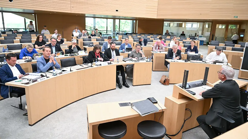 Auch-der-Innenminister-selbst-musste-sich-mehrfach-den-Fragen-der-Abgeordneten-stellen