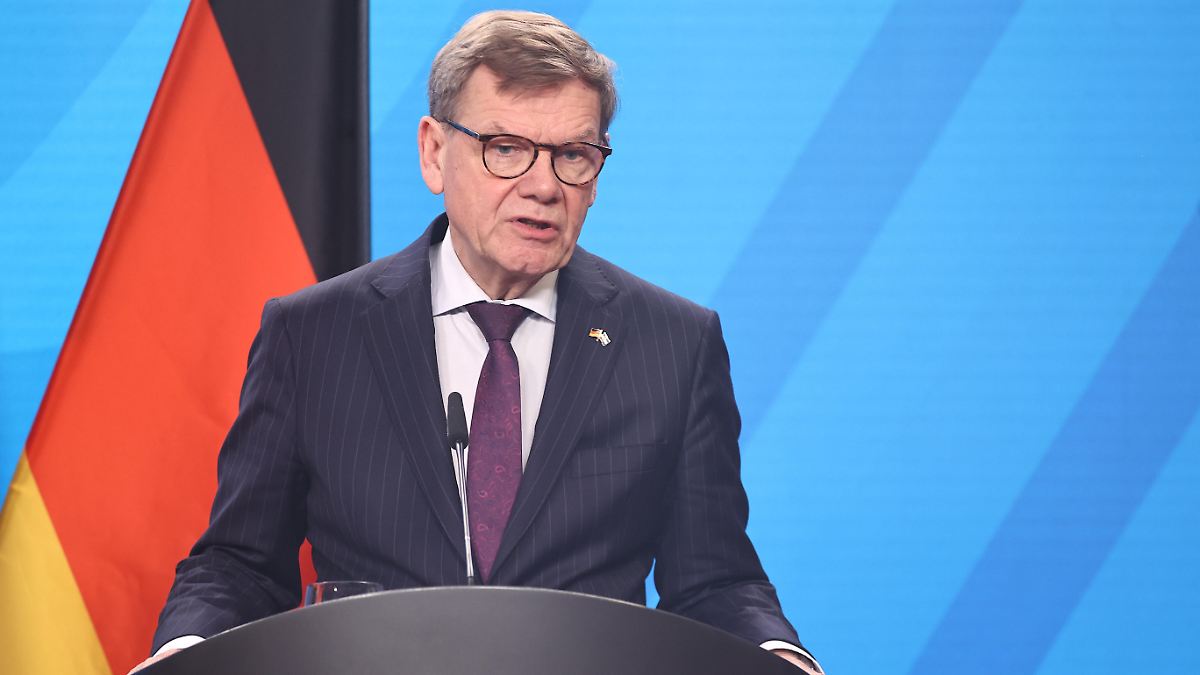 Ungew-hnliche-Weisung-aus-Berlin-Wadephul-l-sst-Portr-t-von-sich-in-Botschaften-aufh-ngen