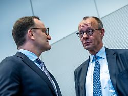 Jens Spahn L CDU CDU CSU Fraktionsvorsitzender Im Bundestag Spricht Mit Bundeskanzler Friedrich Merz CDU Vor Beginn Der Fraktionssitzung Im Bundestag