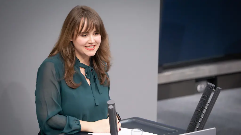 Ricarda-Lang-Gruene-im-Portrait-bei-ihrer-Rede-zum-Tagesordnungspunkt-Arbeitsbedingungen-in-der-Paketzustellung-bei-der-48-Sitzung-des-Deutschen-Bundestag-in-Berlin-05-12