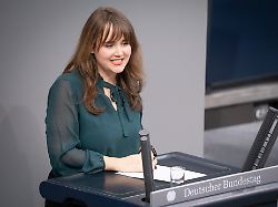 Als "Pommespanzer" beschimpft: Ricarda Lang zeigt Hatern den Mittelfinger