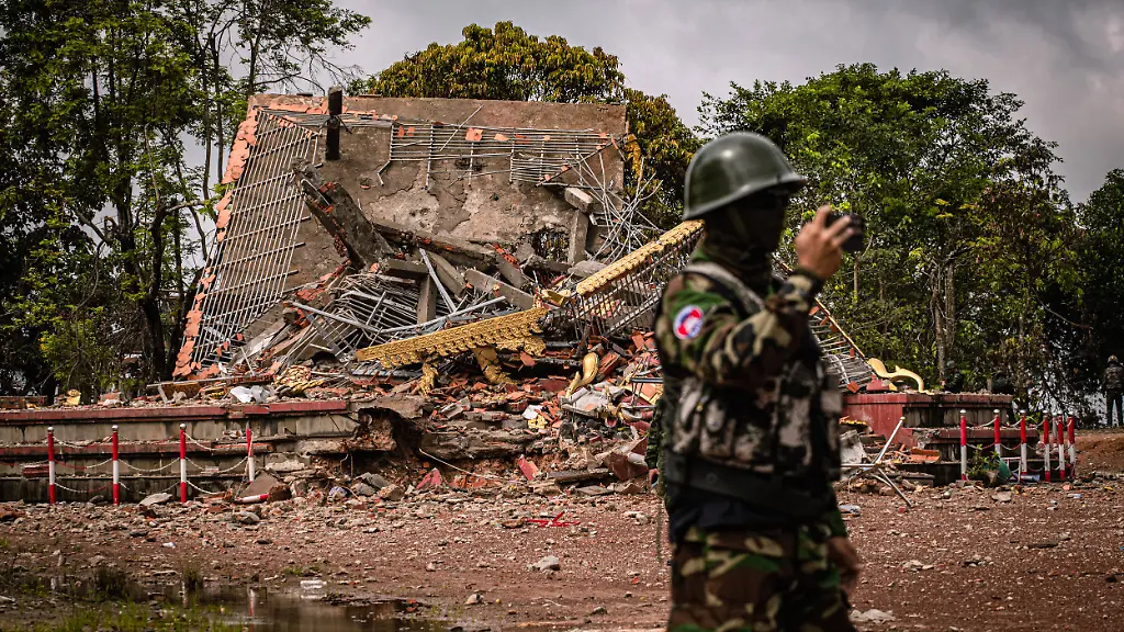 August-19-2025-Bangkok-Bangkok-Thailand-AugustAa-19-2025-UbonAa-Ratchathani-Thailand-Aa-Cambodian-and-Thailand-soldiers-seen-stand-on-guard-near-the-destroyed-building-duringAa-The-Interim-Observer-Team-IOT-from-eight-ASEAN-member-nations-observe-the-implementation-of-the-Thailand-Cambodia-ceasefire-agreement-at-the-Chong-An-Ma-area-in-Ubon-Ratchathani-province-in-the-northeastern-of-Thailand