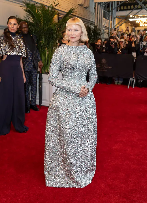 May-5-2025-New-York-New-York-USA-New-York-May-5-2025-Pamela-Anderson-wearing-dress-by-Tory-Burch-departs-The-Pierre-A-Taj-Hotel-in-route-to-attend-2025-Met-Gala-Celebrating-Superfine-Tailoring-Black-Style-New-York-USA-ZUMAr339-20250505-znp-r339-064-Copyright-xLevxRadinx