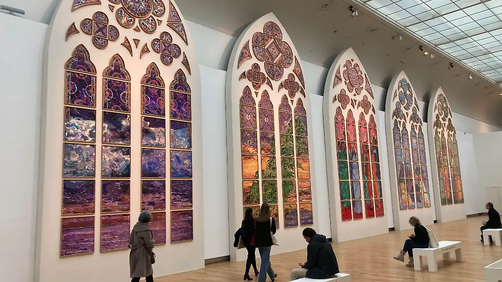 Die-Entwuerfe-der-umstrittenen-neuen-Notre-Dame-Glasfenster-der-franzoesischen-Kuenstlerin-Claire-Tabouret-die-im-Grand-Palais-praesentiert-werden