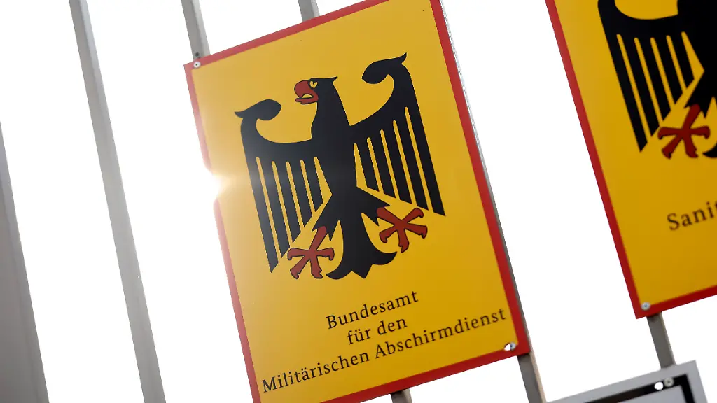 Das-Logo-des-Bundesamt-fuer-den-Militaerischen-Abschirmdienst-bei-einem-Besuch-von-Bundesverteidigungsminister-Boris-Pistorius-SPD-beim-MAD-in-der-Konrad-Adenauer-Kaserne-Themenbild-Symbolbild-Koeln-11-09