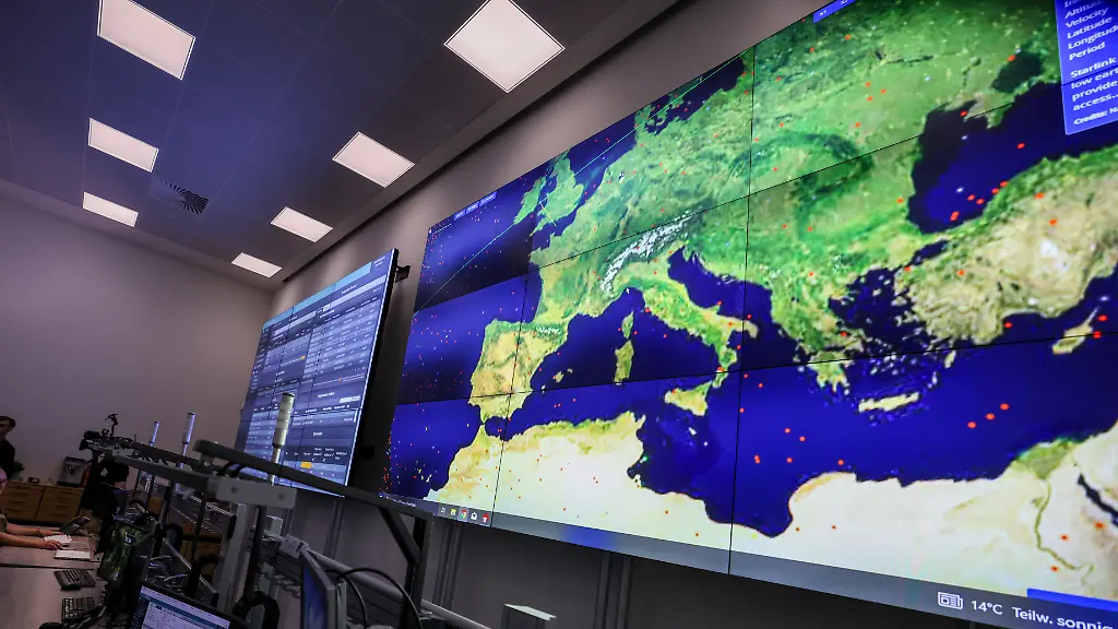 Monitore-mit-Umlaufbahnen-von-Satelliten-sind-im-Weltraumkommando-beim-Termin-der-Bundeswehr-am-Niederrhein-zu-sehen