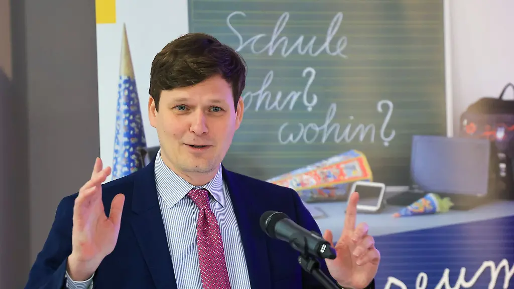 Kultusminister-Conrad-Clemens-CDU-will-mit-einer-klugen-Lehrerstellenplanung-auf-den-Rueckgang-der-Schuelerzahlen-reagieren