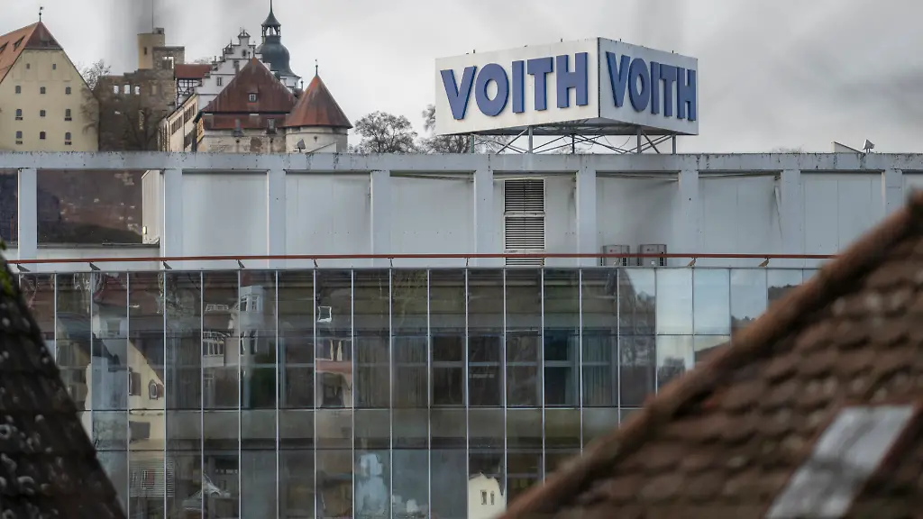 Hinter-der-glaesernen-Fassade-der-Firmenzentrale-von-Voith-erhebt-sich-der-Schlossberg-Der-Anlagen-und-Maschinenbaukonzern-Voith-sitzt-seit-seiner-Gruendung-in-Heidenheim