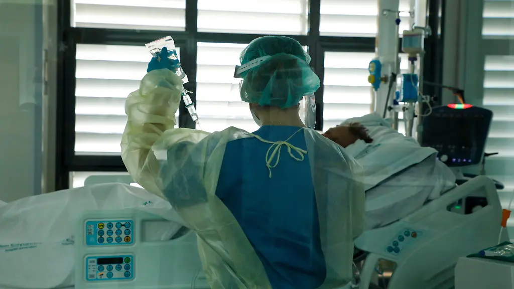 Eine-Krankenschwester-versorgt-auf-der-Intensivstation-des-Hauptkrankenhauses-Son-Espases-einen-Patienten